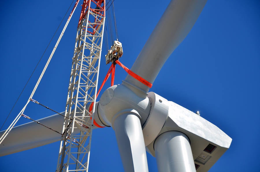 Durante toda una semana la empresa responsable de esta actuación intentó colocar las aspas a este coloso de la energía eólica, un prototipo cuyas palas son hechas en Granada