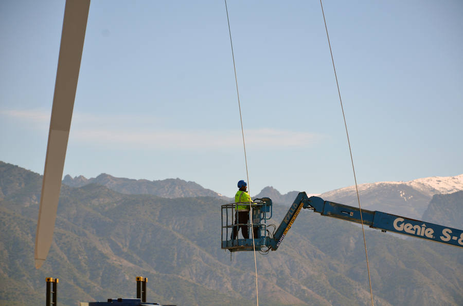 Durante toda una semana la empresa responsable de esta actuación intentó colocar las aspas a este coloso de la energía eólica, un prototipo cuyas palas son hechas en Granada