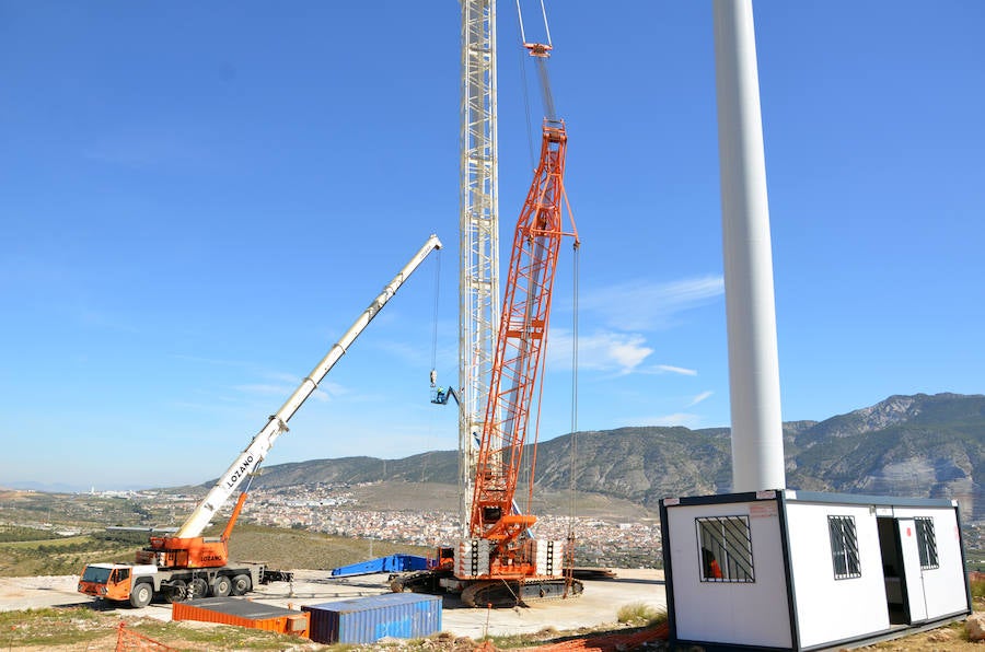 Durante toda una semana la empresa responsable de esta actuación intentó colocar las aspas a este coloso de la energía eólica, un prototipo cuyas palas son hechas en Granada