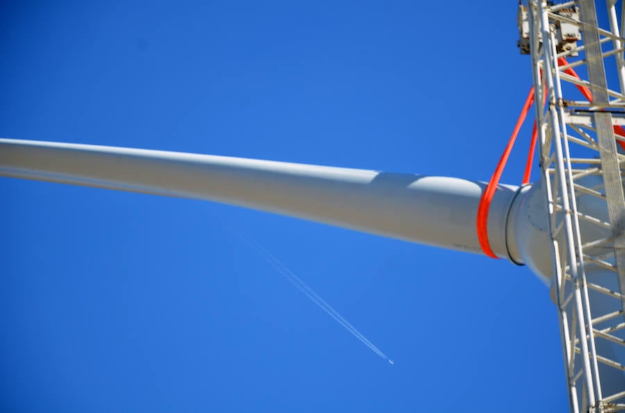 Durante toda una semana la empresa responsable de esta actuación intentó colocar las aspas a este coloso de la energía eólica, un prototipo cuyas palas son hechas en Granada