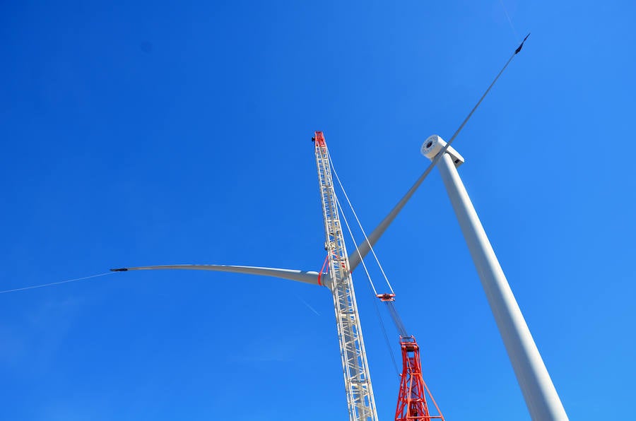 Durante toda una semana la empresa responsable de esta actuación intentó colocar las aspas a este coloso de la energía eólica, un prototipo cuyas palas son hechas en Granada