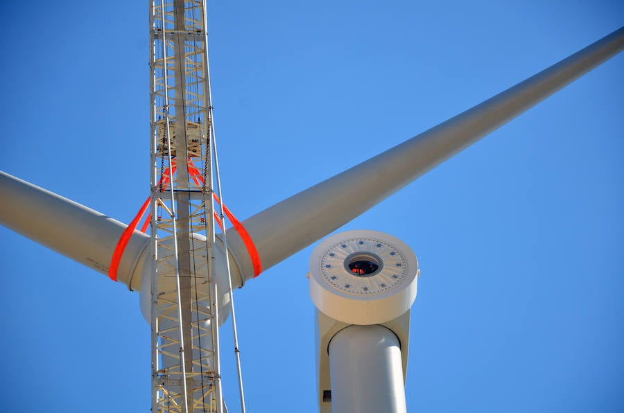 Durante toda una semana la empresa responsable de esta actuación intentó colocar las aspas a este coloso de la energía eólica, un prototipo cuyas palas son hechas en Granada