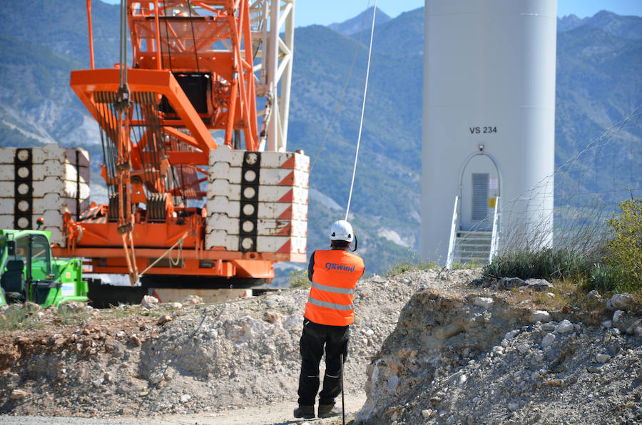 Durante toda una semana la empresa responsable de esta actuación intentó colocar las aspas a este coloso de la energía eólica, un prototipo cuyas palas son hechas en Granada