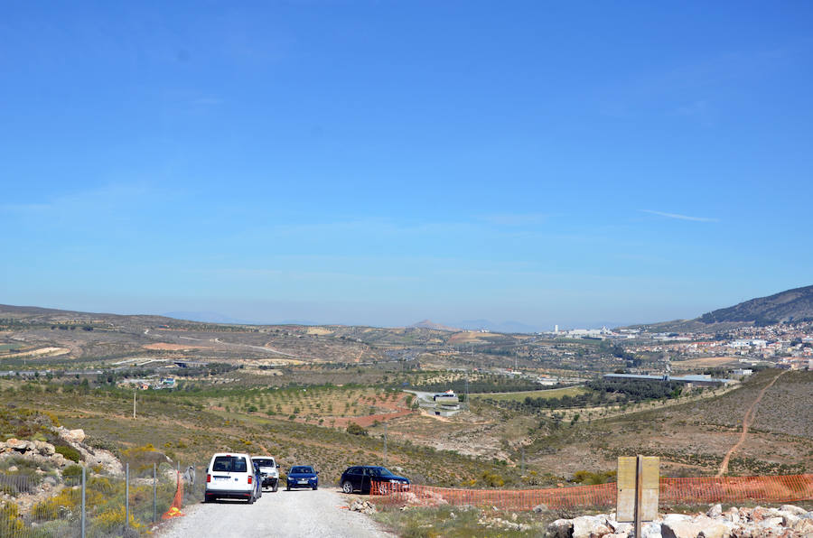 Durante toda una semana la empresa responsable de esta actuación intentó colocar las aspas a este coloso de la energía eólica, un prototipo cuyas palas son hechas en Granada