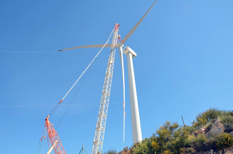 Durante toda una semana la empresa responsable de esta actuación intentó colocar las aspas a este coloso de la energía eólica, un prototipo cuyas palas son hechas en Granada