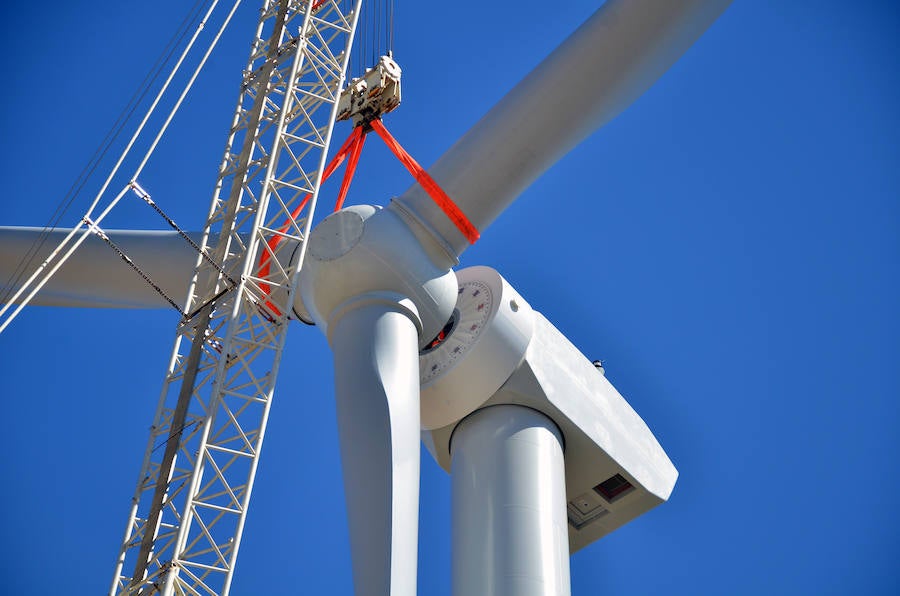 Durante toda una semana la empresa responsable de esta actuación intentó colocar las aspas a este coloso de la energía eólica, un prototipo cuyas palas son hechas en Granada