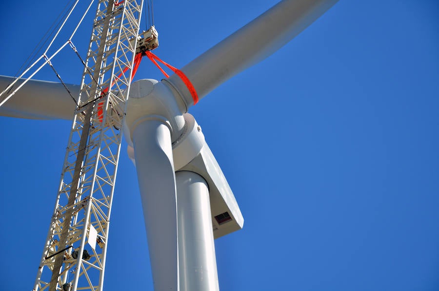 Durante toda una semana la empresa responsable de esta actuación intentó colocar las aspas a este coloso de la energía eólica, un prototipo cuyas palas son hechas en Granada