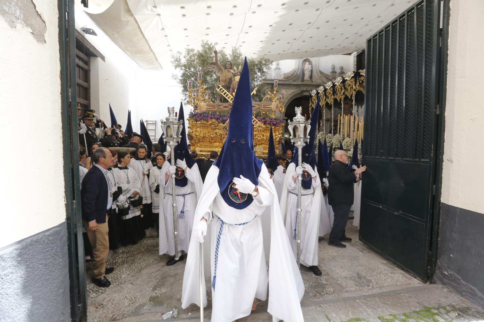 Una de las cofradías más señeras del barrio ha procesionado hoy 