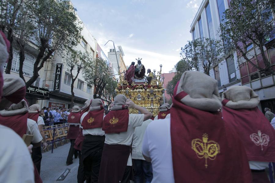 Un recorrido complicado, por la orografía y por la distancia, y el peso del juego escultórico, hacen único este desfile procesional Por segundo año salió desde la iglesia San Juan Pablo II