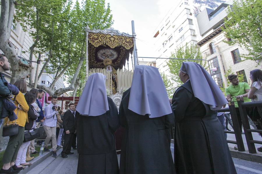 Un recorrido complicado, por la orografía y por la distancia, y el peso del juego escultórico, hacen único este desfile procesional Por segundo año salió desde la iglesia San Juan Pablo II