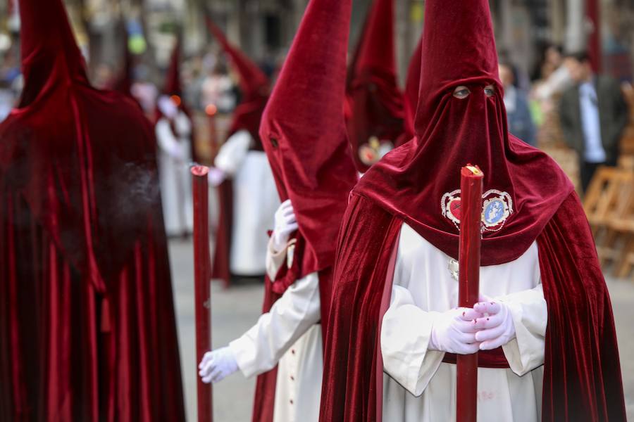 Un recorrido complicado, por la orografía y por la distancia, y el peso del juego escultórico, hacen único este desfile procesional Por segundo año salió desde la iglesia San Juan Pablo II