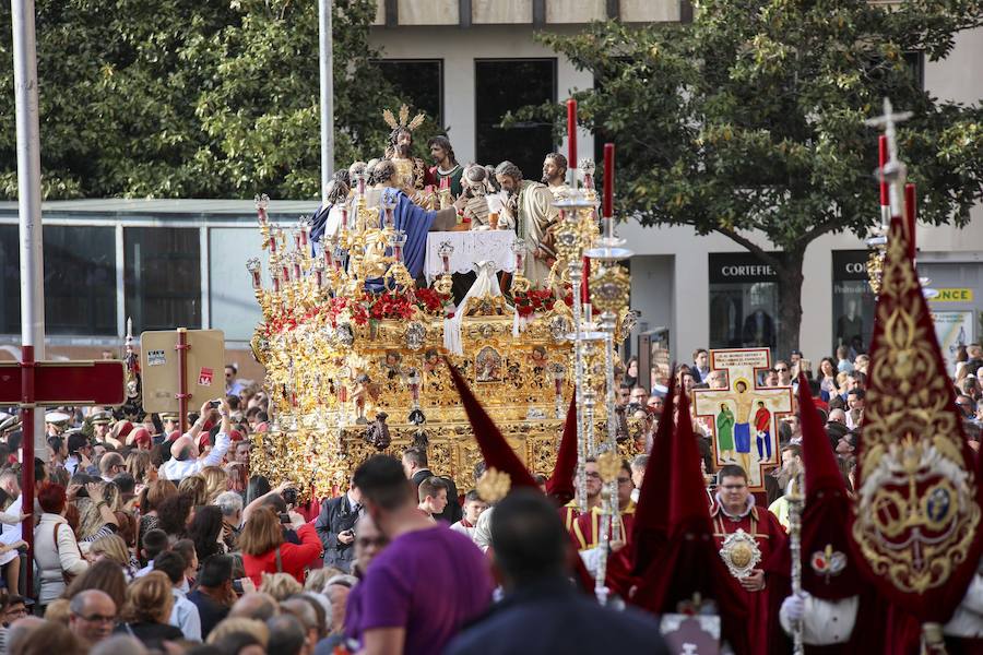 Un recorrido complicado, por la orografía y por la distancia, y el peso del juego escultórico, hacen único este desfile procesional Por segundo año salió desde la iglesia San Juan Pablo II