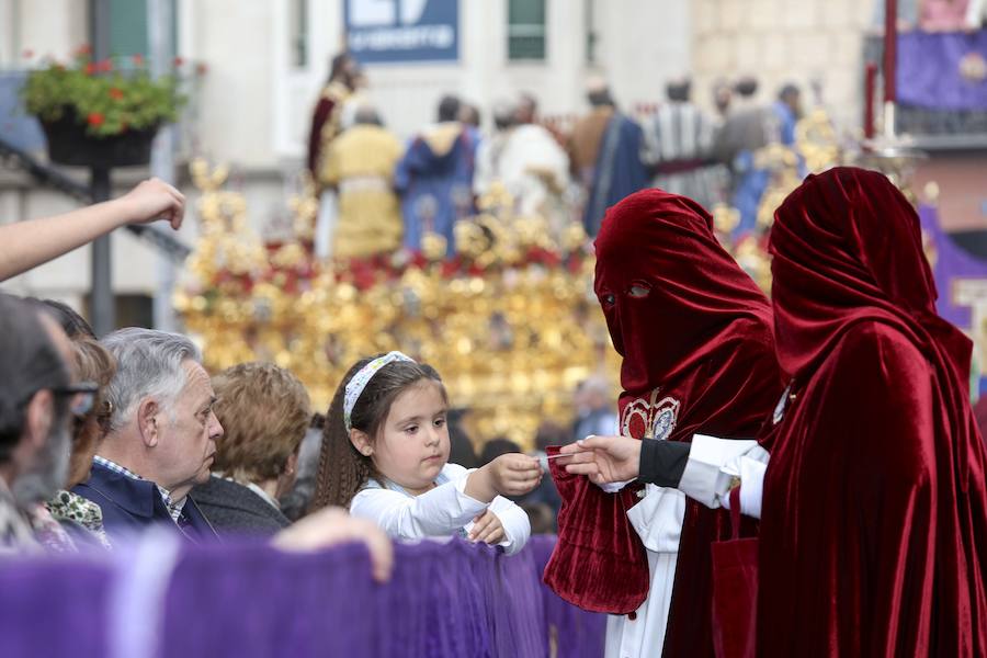Un recorrido complicado, por la orografía y por la distancia, y el peso del juego escultórico, hacen único este desfile procesional Por segundo año salió desde la iglesia San Juan Pablo II