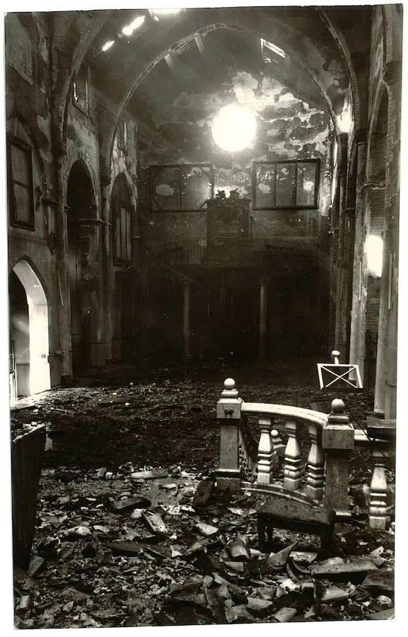 Interior de la iglesia de San Cecilio tras el siniestro. 1969