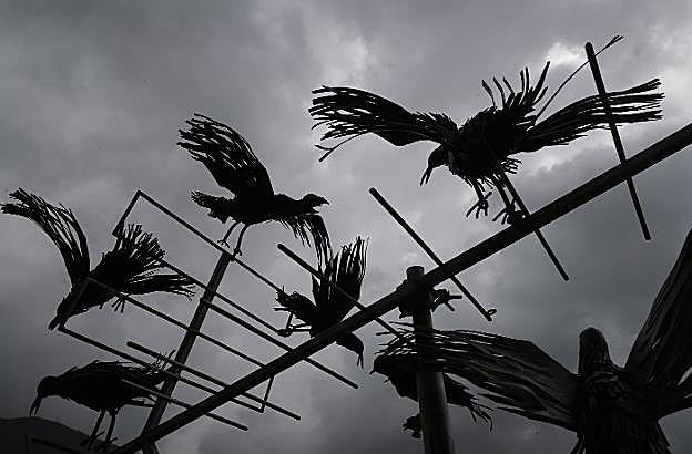 Las figuras de Charles Nassar tocan el laúd, recogen caracoles o leen el periódico. También ha creado insectos y animales en los que a veces se intuye la sombra de la guerra. :: afp