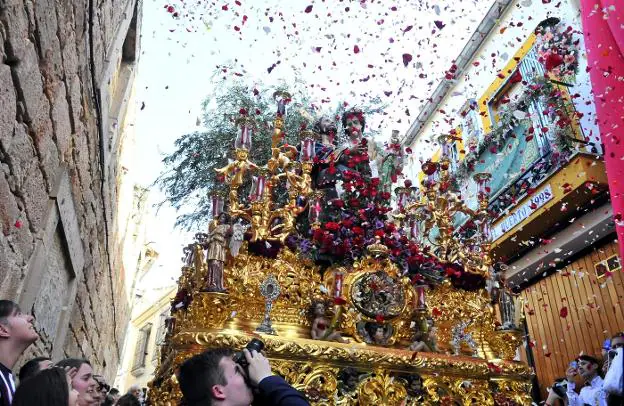 Petalada al trono de la Oración en el Huerto.