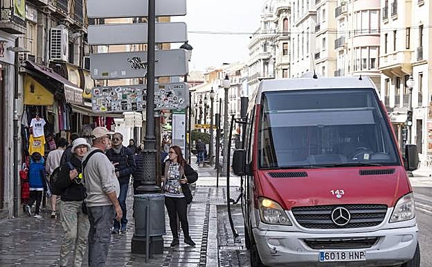 Un conductor de Rober se niega a bajar la rampa para que acceda una embarazada con su hija discapacitada