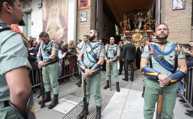 Legionarios que acompañaron el pasado año a la cofradía de Los Ferroviarios