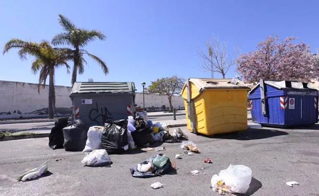 Basura en las calles de Motril esta mañana