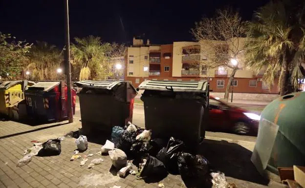 Bolsas de basura tiradas en la calle, junto a los contenedores, esta noche