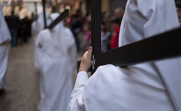 Galería. Cortejo de nazarenos para estrenar al paso del Dulce Nombre. 
