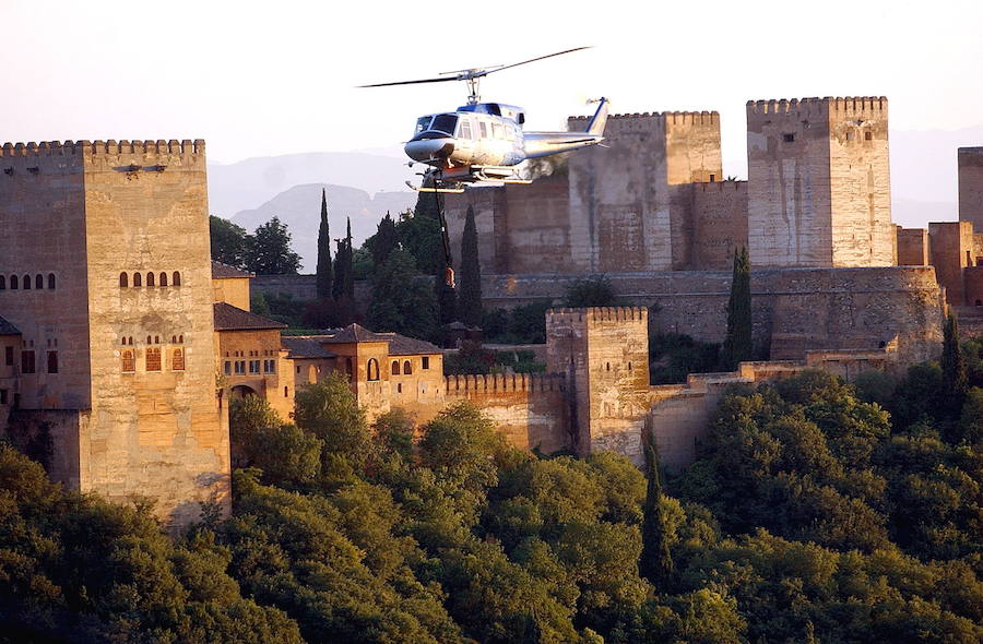 Un helicóptero sobrevuela la Alhambra de Granada en dirección a un incendio que se produjo en 2015 en el Paraje de la Fuente del Avellano.