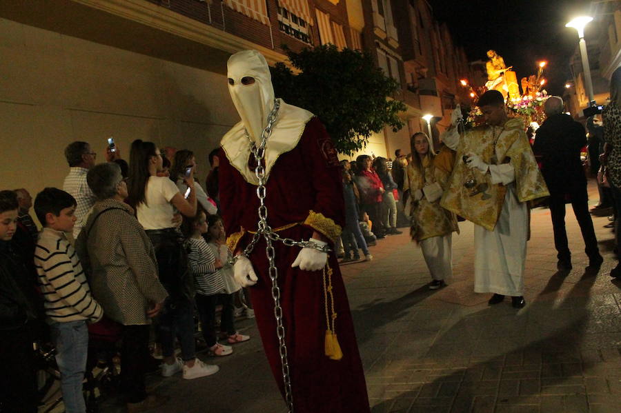 El martinete de Sergio Gómez 'El Colorao' y la saeta de María Montilla han acompañado al Cristo de los Gitanos de Almuñécar en su salida