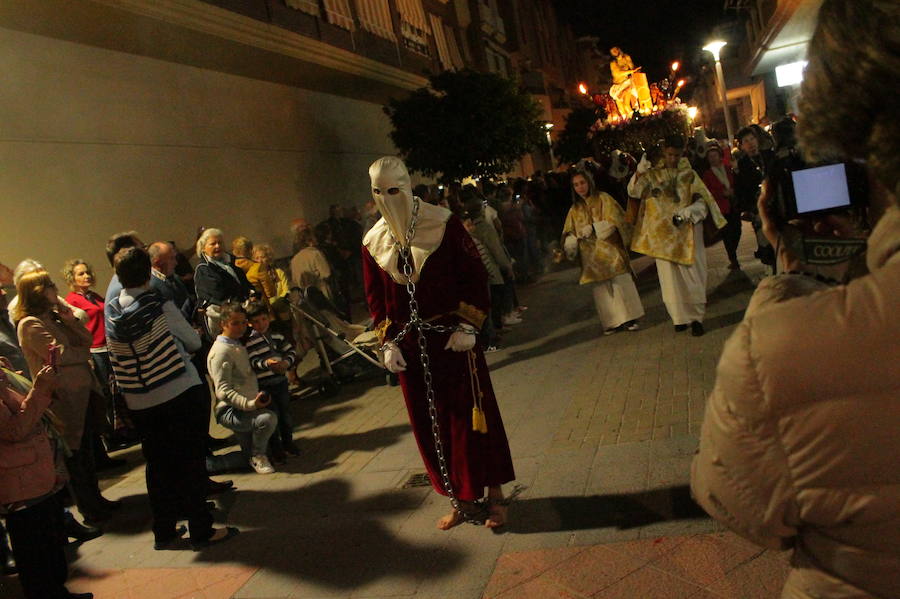 El martinete de Sergio Gómez 'El Colorao' y la saeta de María Montilla han acompañado al Cristo de los Gitanos de Almuñécar en su salida