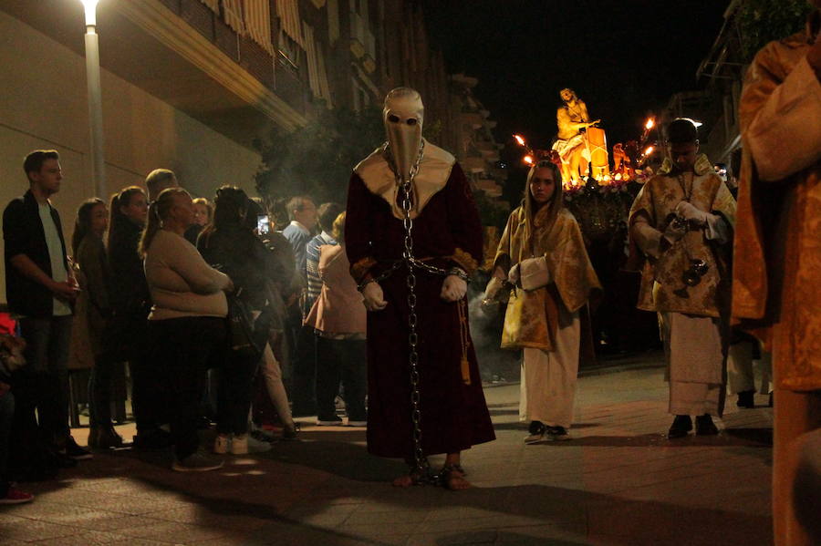 El martinete de Sergio Gómez 'El Colorao' y la saeta de María Montilla han acompañado al Cristo de los Gitanos de Almuñécar en su salida