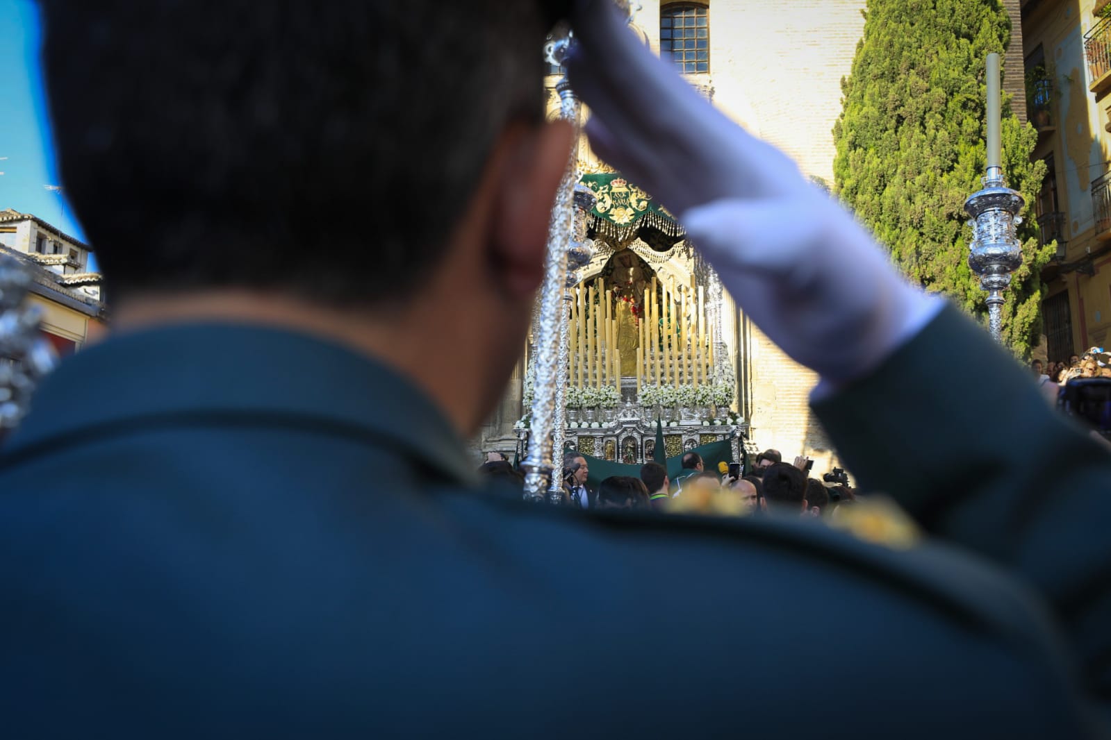 Los dos pasos han sido recibidos por una multitud en Plaza Nueva