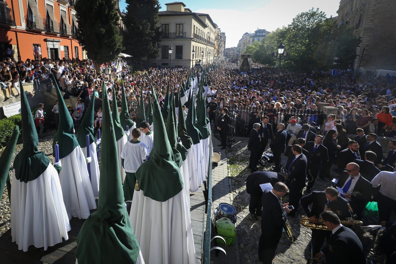 Los dos pasos han sido recibidos por una multitud en Plaza Nueva