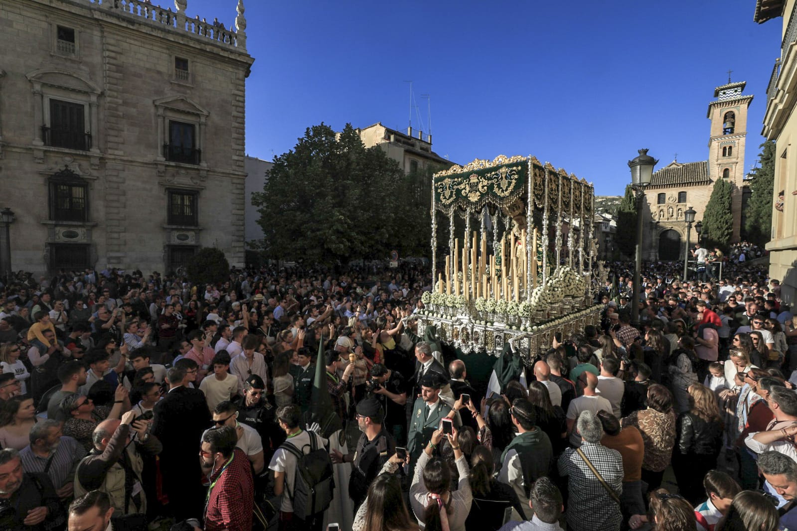 Los dos pasos han sido recibidos por una multitud en Plaza Nueva