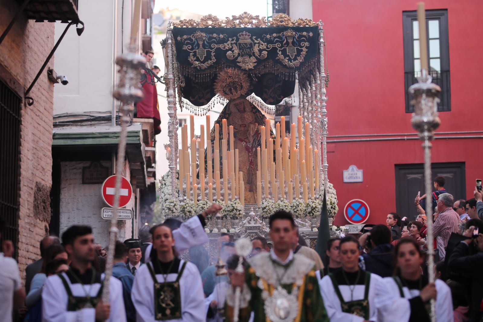 Los dos pasos han sido recibidos por una multitud en Plaza Nueva