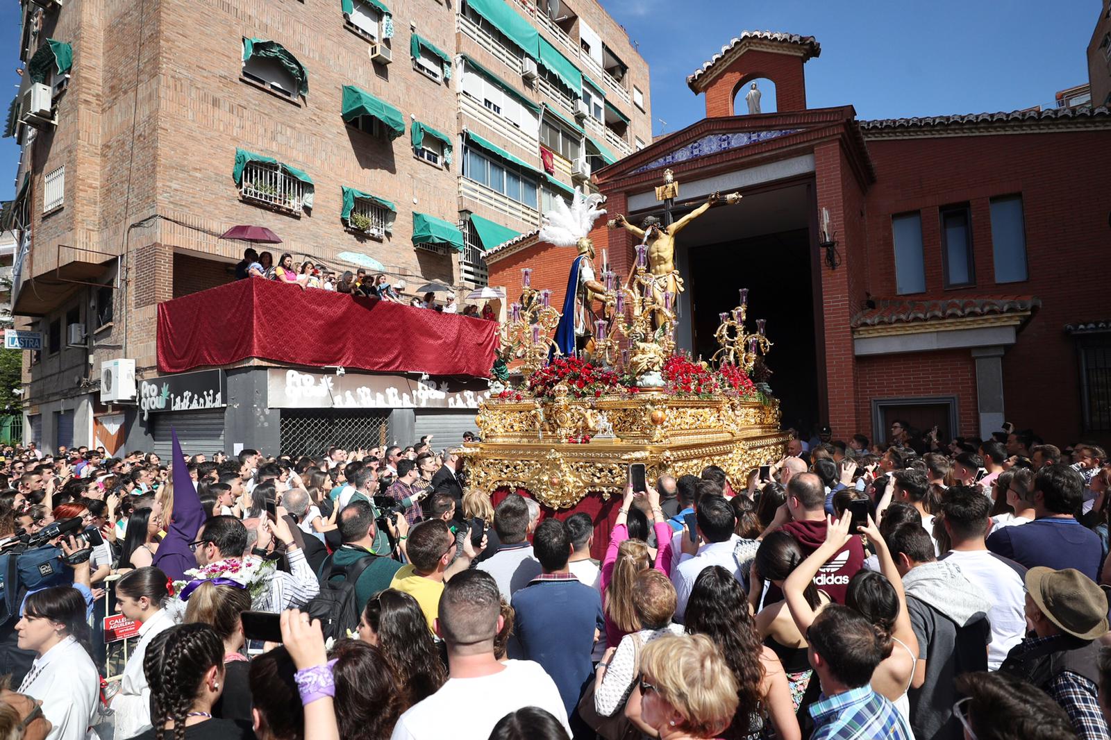 La parroquia de Nuestra Señora de los Dolores ve salir por fin a sus dos imágenes