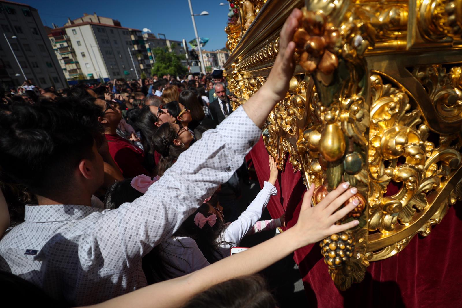 La parroquia de Nuestra Señora de los Dolores ve salir por fin a sus dos imágenes