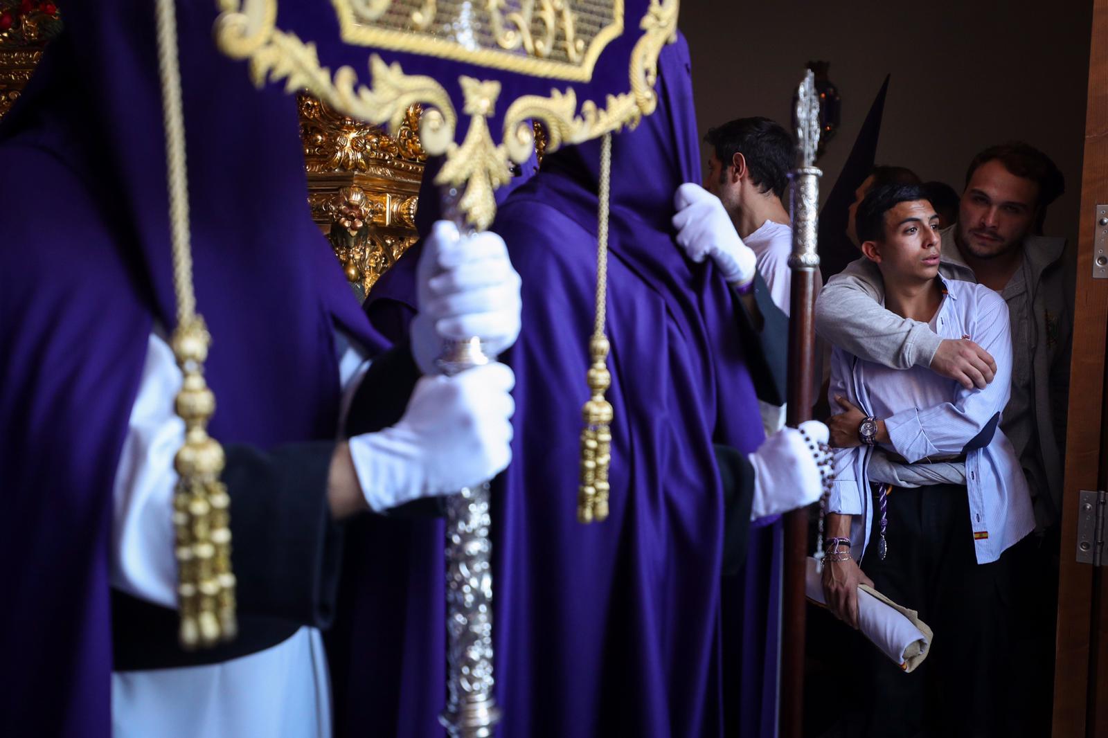 La parroquia de Nuestra Señora de los Dolores ve salir por fin a sus dos imágenes