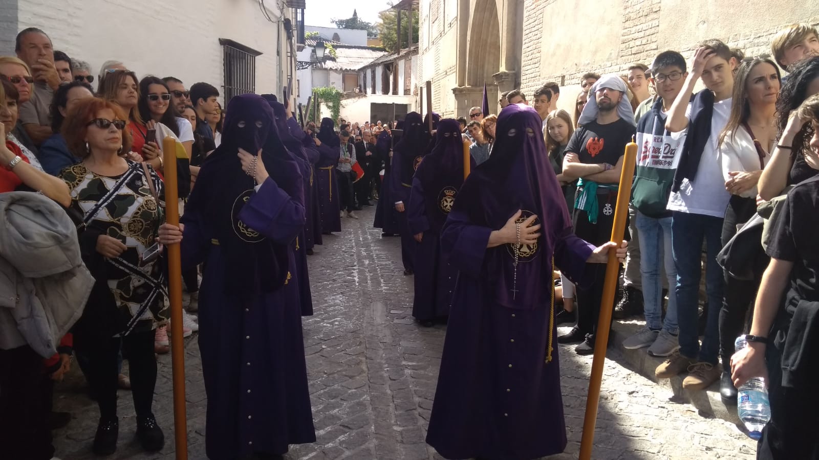 La Hermandad del Viacrucis procesiona por Granada para después volver y rezar el víacrucis