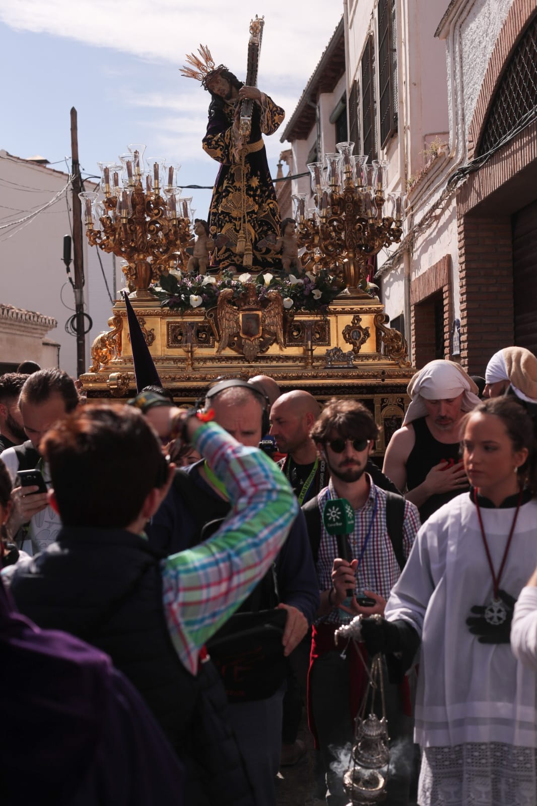 La Hermandad del Viacrucis procesiona por Granada para después volver y rezar el víacrucis