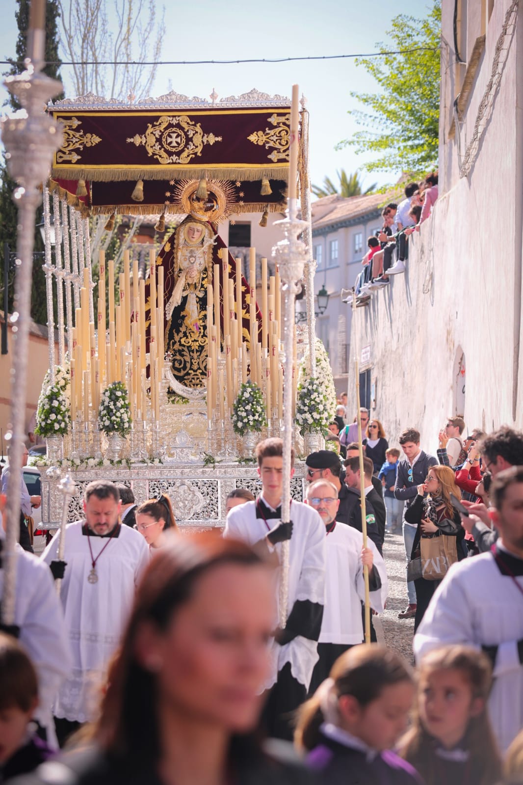 La Hermandad del Viacrucis procesiona por Granada para después volver y rezar el víacrucis