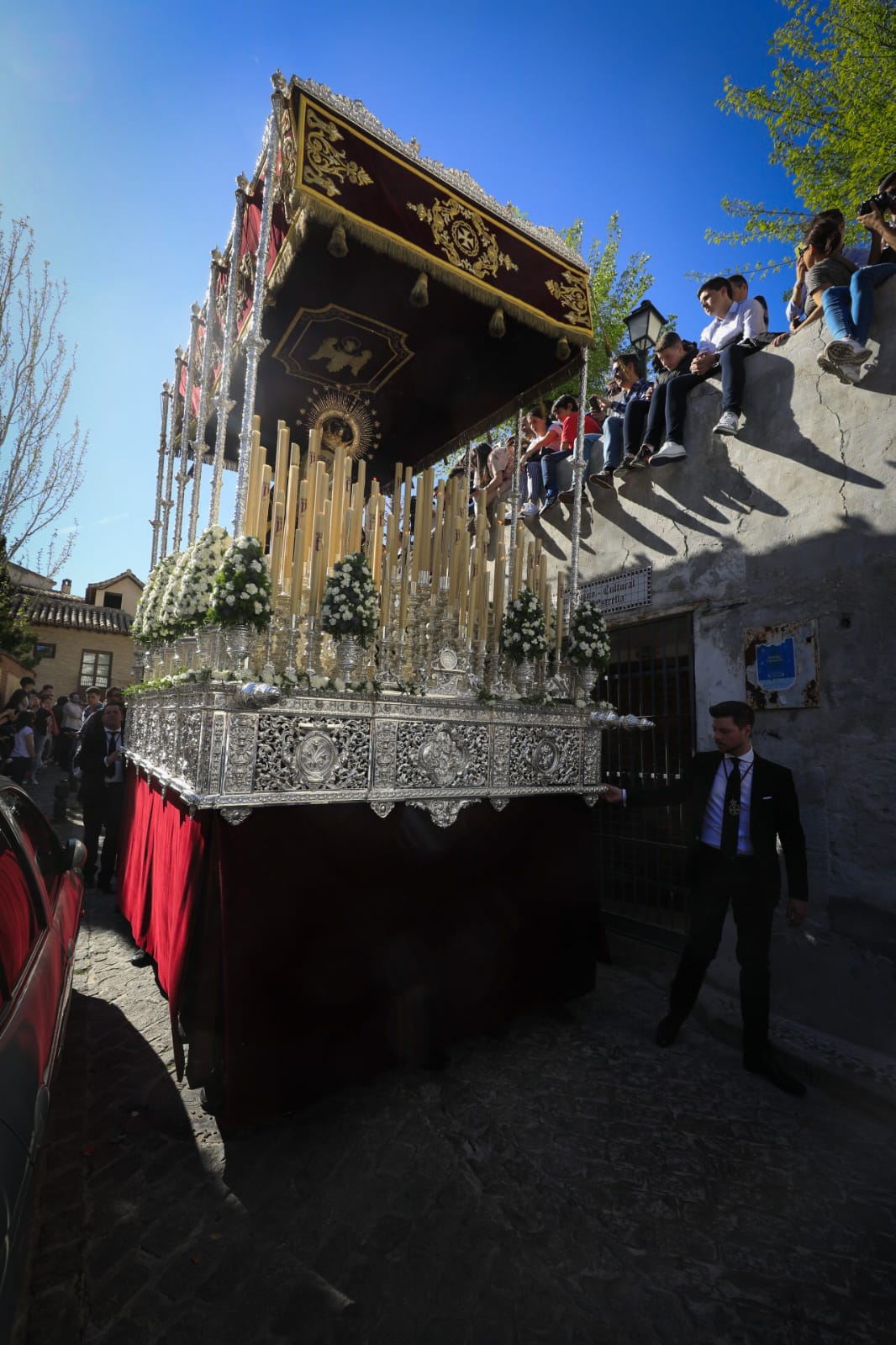 La Hermandad del Viacrucis procesiona por Granada para después volver y rezar el víacrucis