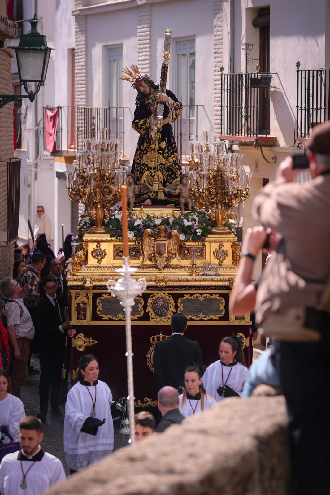 La Hermandad del Viacrucis procesiona por Granada para después volver y rezar el víacrucis