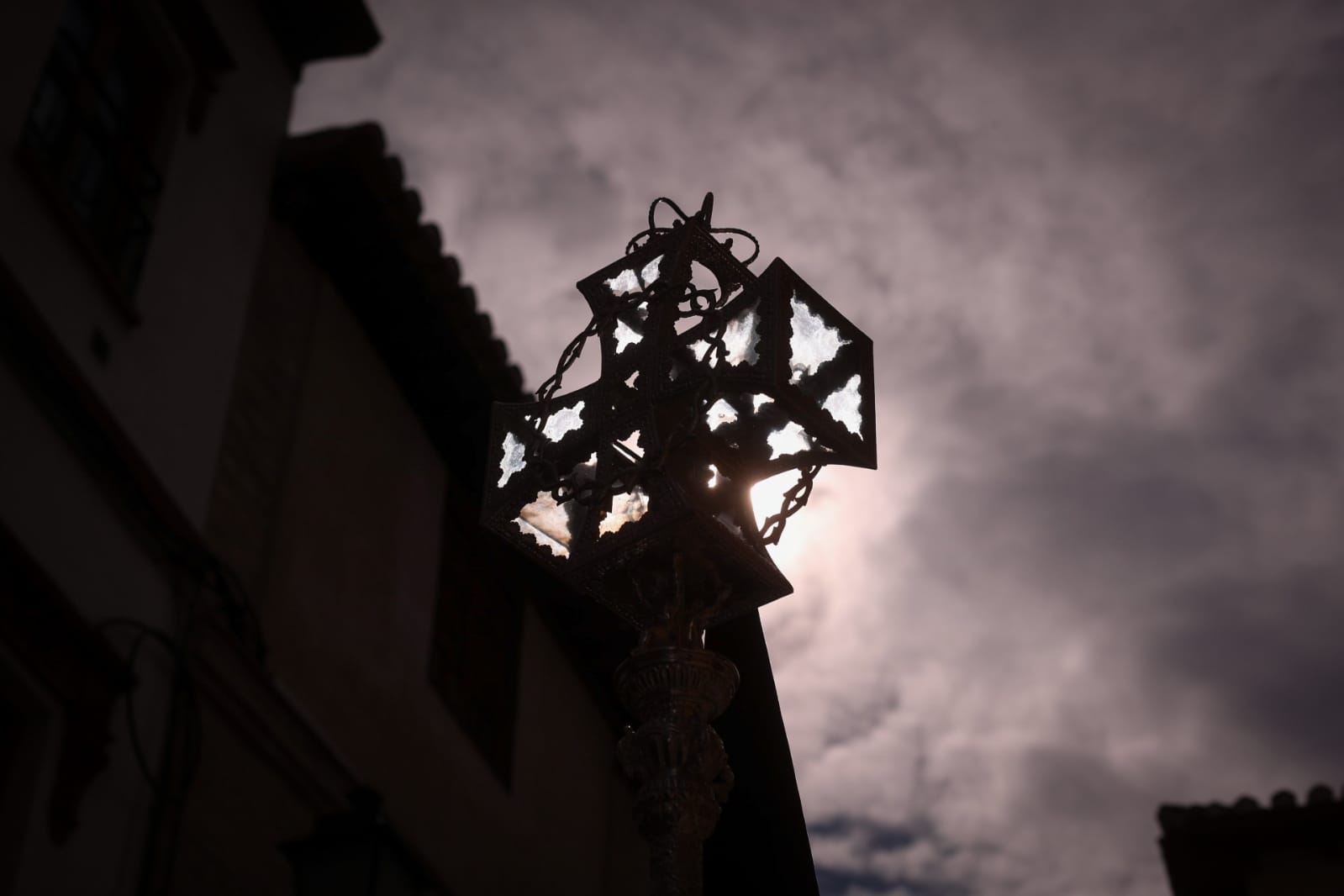 La Hermandad del Viacrucis procesiona por Granada para después volver y rezar el víacrucis