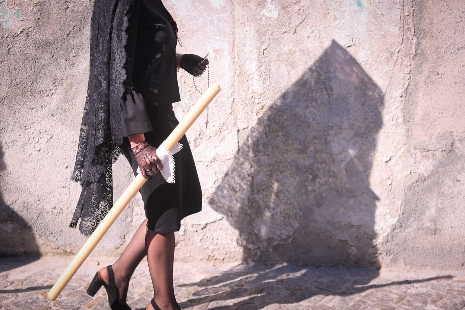 La Hermandad del Viacrucis procesiona por Granada para después volver y rezar el víacrucis