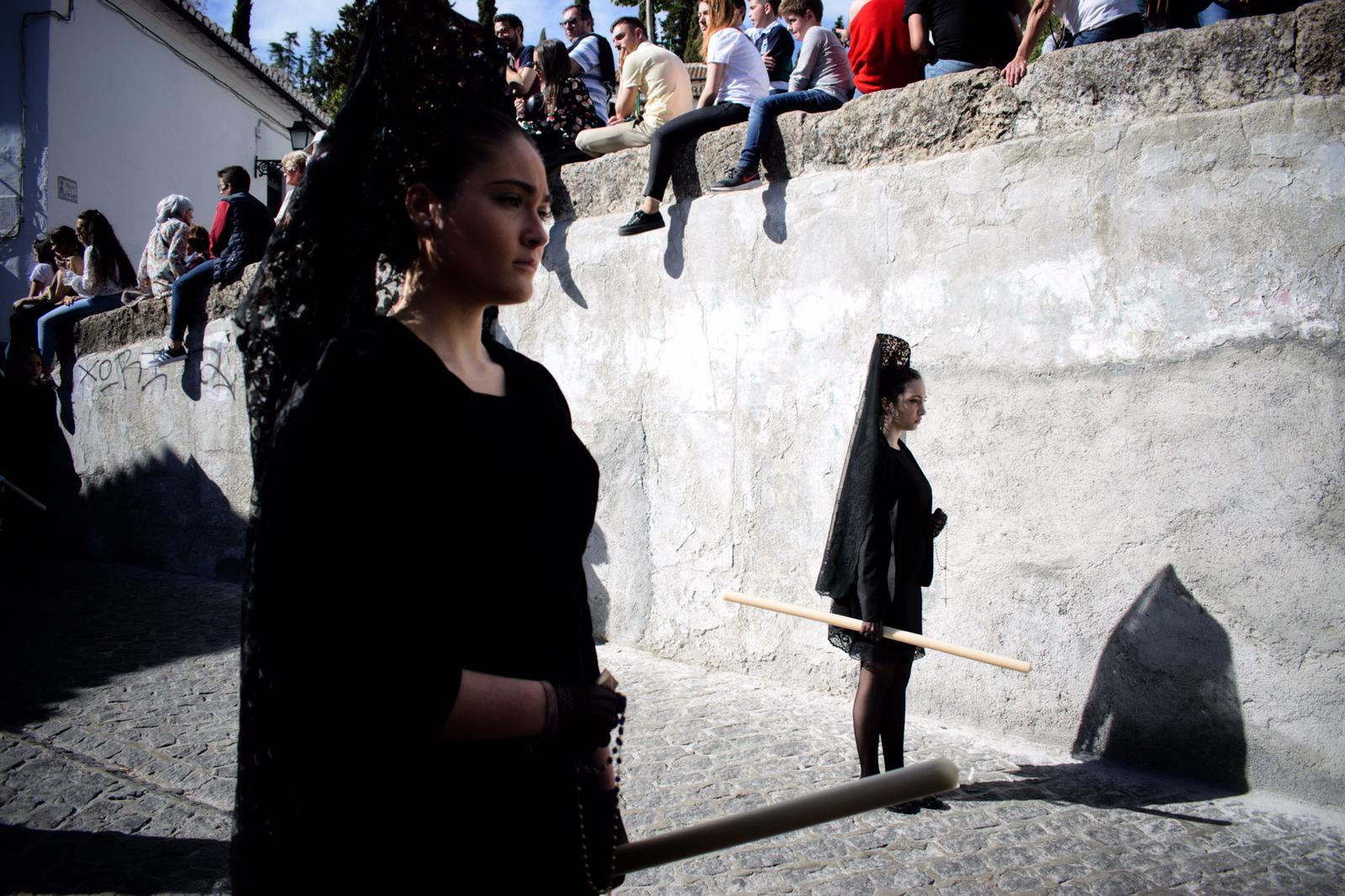 La Hermandad del Viacrucis procesiona por Granada para después volver y rezar el víacrucis