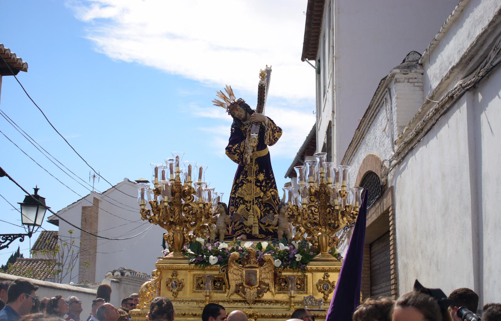 La Hermandad del Viacrucis procesiona por Granada para después volver y rezar el víacrucis