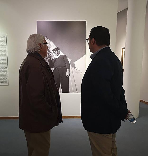 Pérez Siquier y Martín Robles, visitando al muestra.