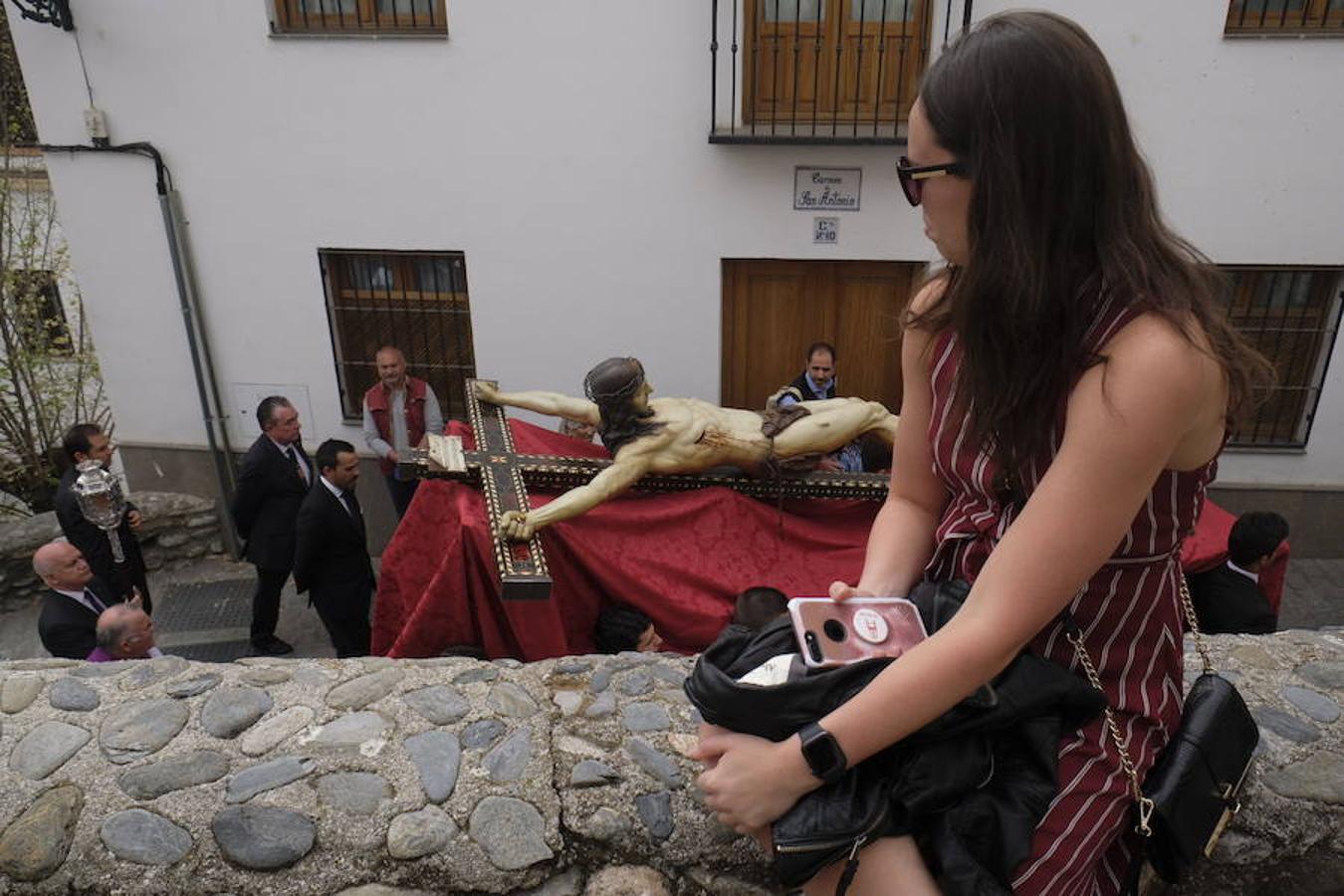 Muchos fieles han seguido el cortejo desde la iglesia de El Salvador en lo supone una tradición más