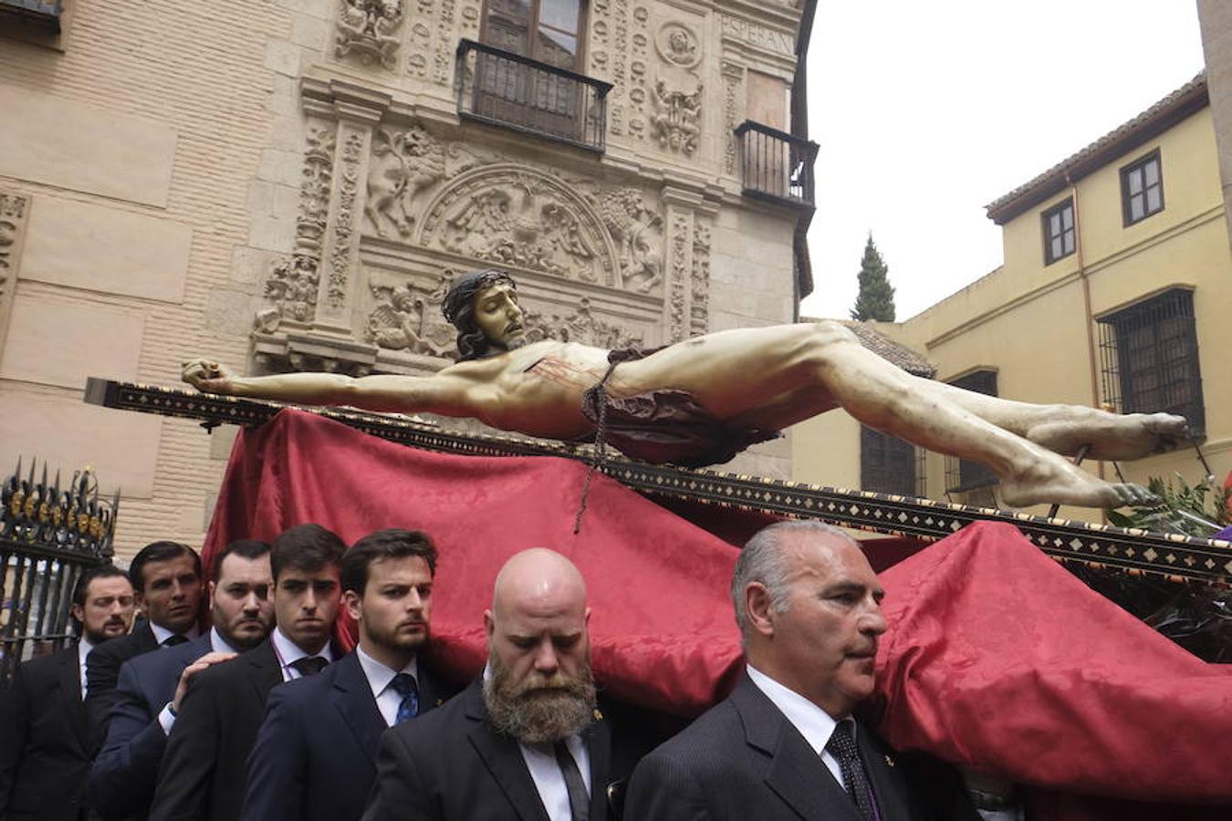 Muchos fieles han seguido el cortejo desde la iglesia de El Salvador en lo supone una tradición más