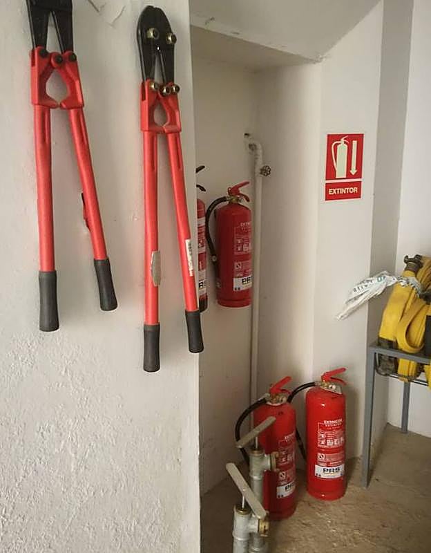 Materiales incluidos en los puntos contraincendios que hay distribuidos por la Alhambra.