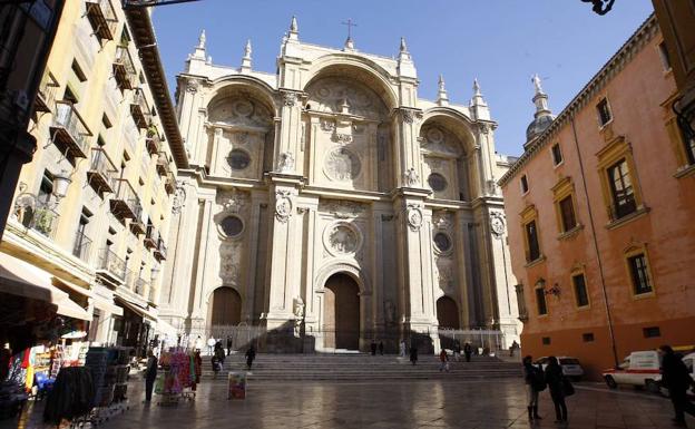 Fachada principal de la Catedral y plaza de Pasiegas.